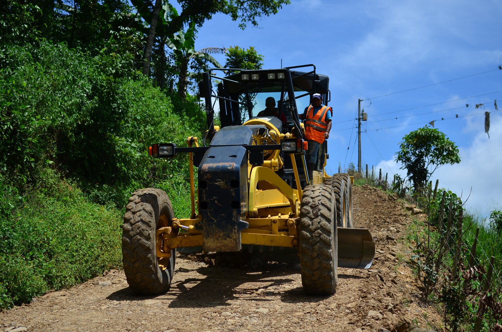 MUNICIPIO DE PUYANGO ATIENDE VIALIDAD URBANA Y RURAL